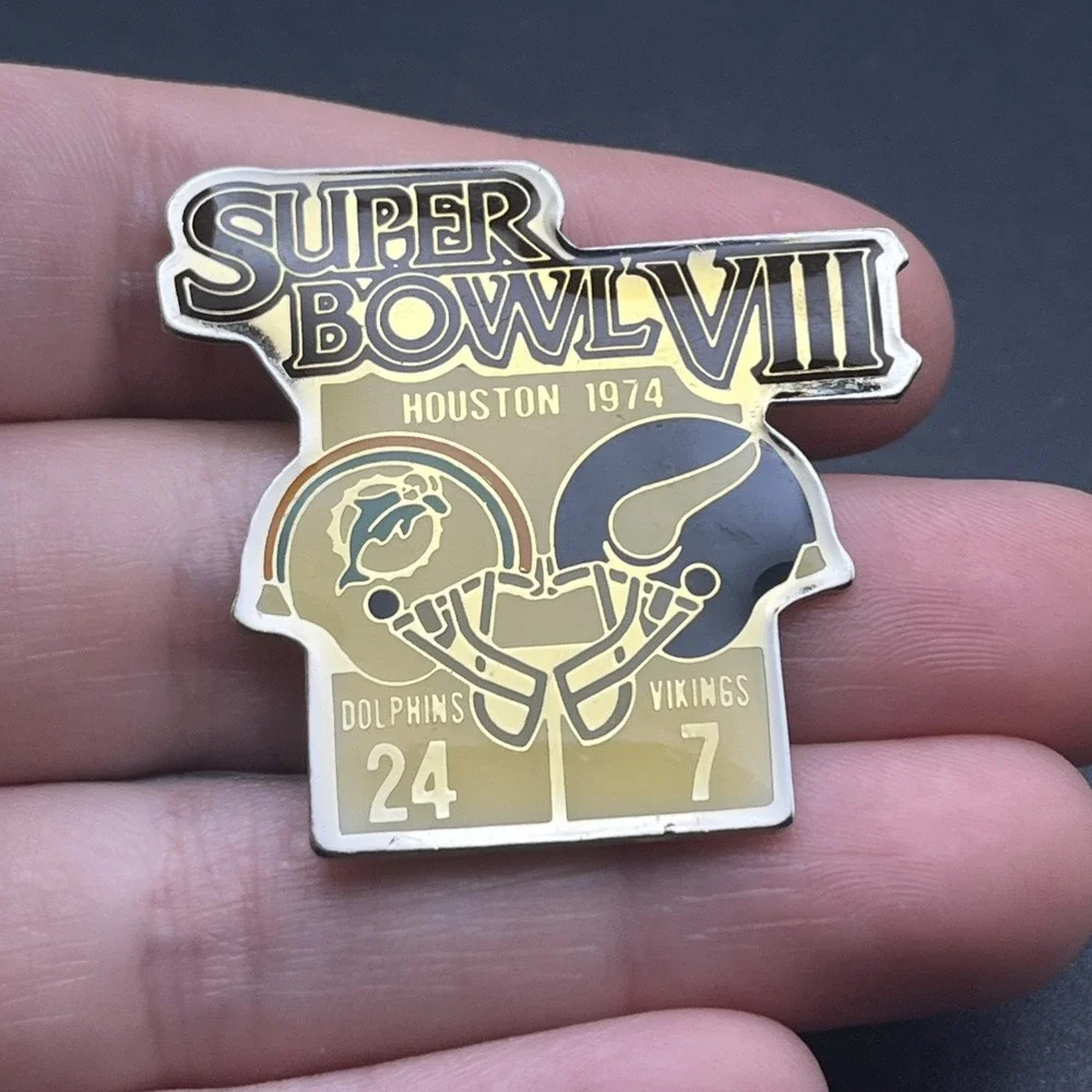 Starline Super Bowl VIII Miami Dolphins Minnesota Vikings NFL Lapel Hat Pin